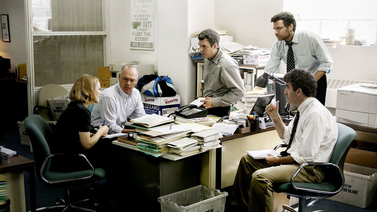 A scene from Spotlight. The team of the Boston Globe is working on the story.